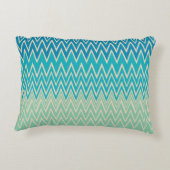ティール（緑がかった色）ブルー、ターコイズ、グリーンジガグ アクセントクッション (裏面)