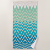 ティール（緑がかった色）ブルー、ターコイズ、グリーンジガグ ビーチタオル (正面)