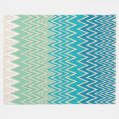 ティール（緑がかった色）ブルー、ターコイズ、グリーンジガグ フリースブランケット (正面(横))