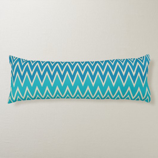 ティール（緑がかった色）ブルー、ターコイズ、グリーンジガグ ボディピロー (正面)