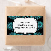 ティール（緑がかった色）ブルー&ブラックドリーレーススノーフレークマンダラ ラベル (インサイチュ)