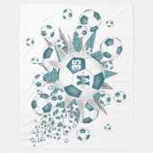 ティール（緑がかった色）ホワイトサッカーボールが女の子スポーツの装飾 フリースブランケット (正面)