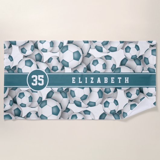 ティール(緑がかった色)ホワイトサッカーボールのパタカスタムーン子供の名前 ビーチタオル (正面)