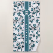 ティール(緑がかった色)ホワイトサッカーボールのパタカスタムーン子供の名前 ビーチタオル (正面)