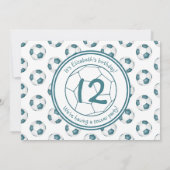 ティール(緑がかった色)ホワイトサッカーボールパターン誕生日パーティー 招待状 (裏面)
