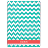 ティール(緑がかった色)ホワイトシェブロンジグザグコーラルネームモノグラム クリップボード (裏面)