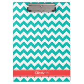 ティール（緑がかった色）ホワイトシェブロンジグザグコーラルネームモノグラム クリップボード (正面)