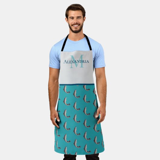 ティール（緑がかった色）ホワイトモノグラム名トラウト模様 エプロン (着用した状態)