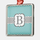 ティール(緑がかった色)ホワイトモノグラム文字Bシェブロン メタルオーナメント (左)