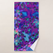 ティール（緑がかった色）、マゼンタ、青の多肉性セダムの花 バスタオル (バスタオル)