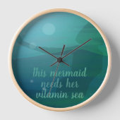 ティール（緑がかった色）マーメイドシルエット海波カスタム引用文 ラウンド壁時計 (正面)