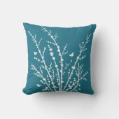 ティール（緑がかった色）ミニマル蝶と枝 クッション (正面)