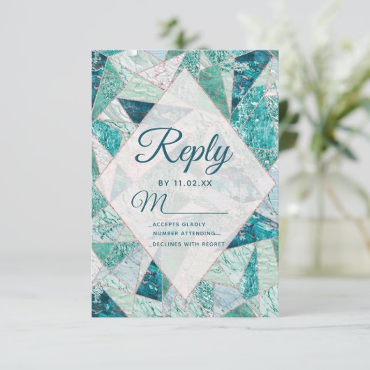 ティール(緑がかった色)モザイク大理石モダン三角形ウェディングRSVP 出欠カード (スタンド正面)