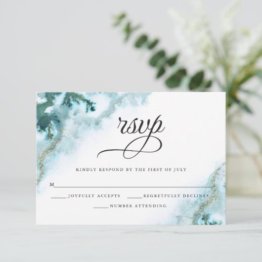 ティール（緑がかった色）モダン水彩モスアゲートベアフットブライド™ 出欠カード (スタンド正面)