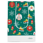 ティール（緑がかった色）モノグラムスノーフレークスパターンファミリークリスマス ミディアムペーパーバッグ (裏面)