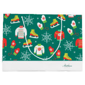 ティール（緑がかった色）モノグラムスノーフレークスパターンファミリークリスマス ラージペーパーバッグ (裏面)