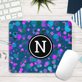 ティール（緑がかった色）モノグラム上のスパークリーな青い紫の紙吹雪ドット マウスパッド