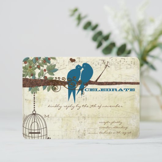 ティール（緑がかった色）ラブバードが木の結婚式に座るRSVP 出欠カード (スタンド正面)