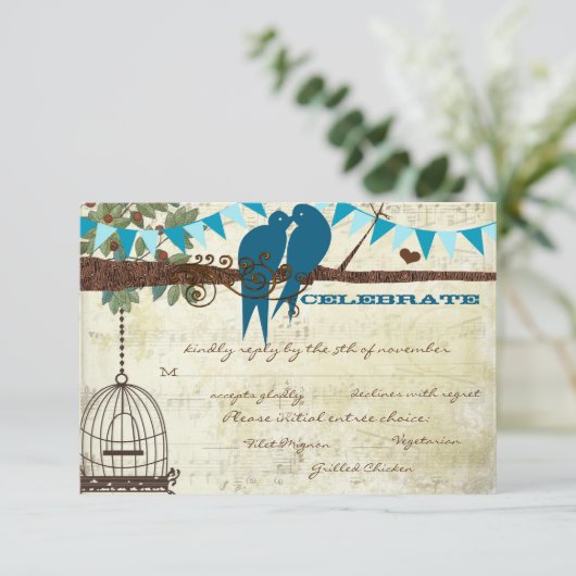 ティール（緑がかった色）ラブバードが木の結婚式に座るRSVP 招待状 (スタンド正面)