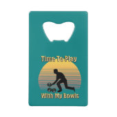 ティール（緑がかった色）ローンボウルズプレイタイム、ボトルオープナー クレジットカード栓抜き (裏面)