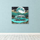 ティール（緑がかった色）ヴィンテージRVカンパーインザマウンテンズレトロ キャンバスプリント (インサイチュ (ウッドフロア))