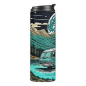 ティール（緑がかった色）ヴィンテージRVカンパーインザマウンテンズレトロ タンブラー (回転左)