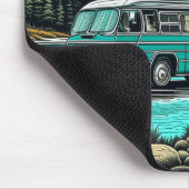 ティール(緑がかった色)ヴィンテージRVカンパーインザマウンテンズレトロ マウスパッド (コーナー)