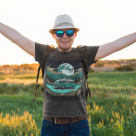 ティール（緑がかった色）ヴィンテージRVカンパーインザマウンテンズレトロ Tシャツ