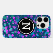 ティール(緑がかった色)上のモノグラムは青い紫の紙吹雪点を輝かせる Case-Mate iPhoneケース (裏面 (横))