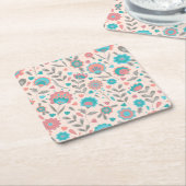 ティール（緑がかった色）及び珊瑚の民芸の花柄パターン スクエアペーパーコースター (アングル)