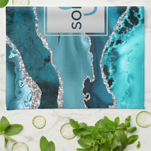 ティール(緑がかった色)及び銀フェイクグリッター大理石アゲートモノグラム キッチンタオル (折り畳み)