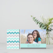 ティール（緑がかった色）山形が日付の写真結婚カードを保存 セーブザデート (スタンド正面)