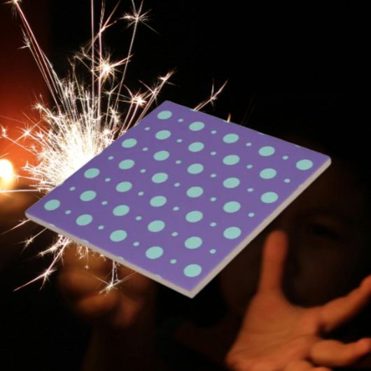 ティール（緑がかった色）水玉模様の紫色のセラミックタイル タイル