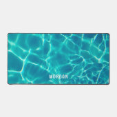 ティール（緑がかった色）水、個人設定のホワイトネーム デスクマット (正面)