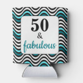 ティール(緑がかった色)波50と素晴らしい誕生日ビーチパーティー 缶クーラー (裏面)