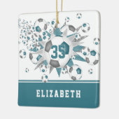 ティール(緑がかった色)灰色のサッカーボールが星をパーソナライズされた出す セラミックオーナメント (左)