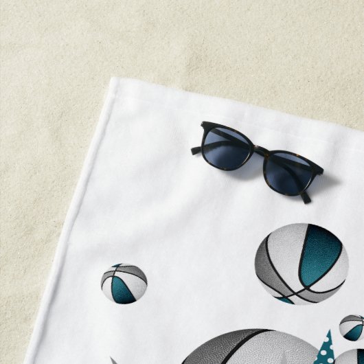 ティール(緑がかった色)灰色のバスケットは女の子を星モノグラムのにする ビーチタオル (インサイチュ)