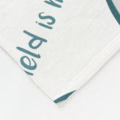 ティール(緑がかった色)白サッカー場は私の幸せな場所だ フリースブランケット (角)