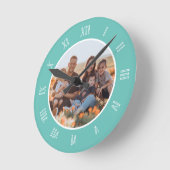 ティール(緑がかった色)白魅力的ローマ数字カスタム写真 ラウンド壁時計 (傾斜)