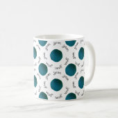 ティール(緑がかった色)糸玉タイポグラフィ手作り工芸品 コーヒーマグカップ (正面右)