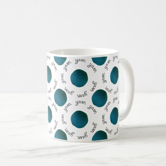 ティール(緑がかった色)糸玉タイポグラフィ手作り工芸品 コーヒーマグカップ (正面右)
