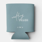 ティール（緑がかった色）結婚ズビベスホワイトタイポグラフィクール 缶クーラー (裏面)