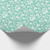 ティール（緑がかった色） – 緑と白の様式化されたバラパターン ラッピングペーパー (角)