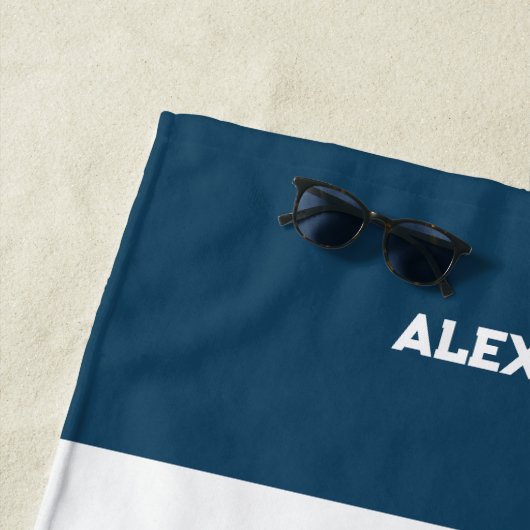 ティール(緑がかった色)航海のネームビーチハウス ビーチタオル (インサイチュ)