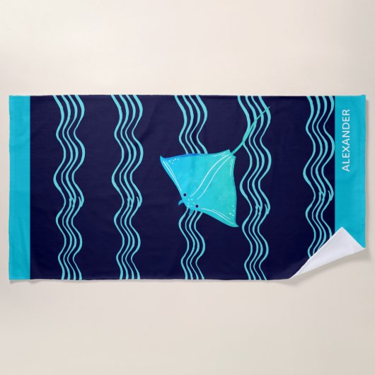 ティール（緑がかった色）航海のブルーネイビーマンタレイウェーブ ビーチタオル (正面)