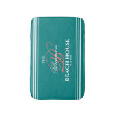 ティール(緑がかった色)色の珊瑚のイニシャルの白のストライプのビーチの家 バスマット (正面縦)