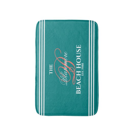 ティール(緑がかった色)色の珊瑚のイニシャルの白のストライプのビーチの家 バスマット (正面縦)