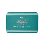 ティール(緑がかった色)色の珊瑚のイニシャルの白のストライプのビーチの家 バスマット (正面)