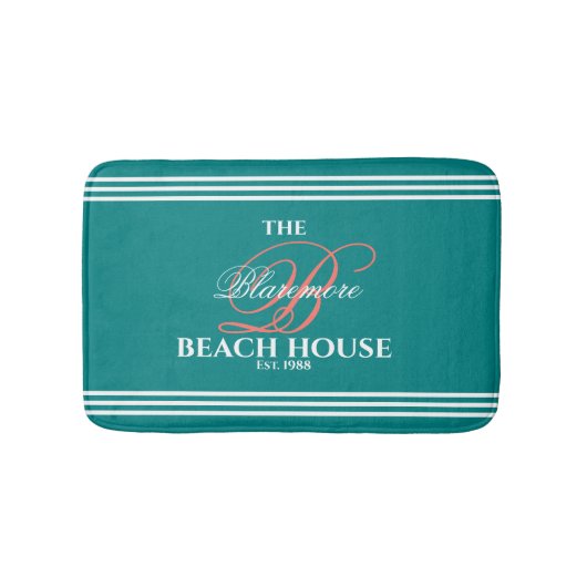 ティール(緑がかった色)色の珊瑚のイニシャルの白のストライプのビーチの家 バスマット (正面)