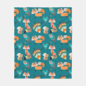 ティール（緑がかった色）部族キツネパターン フリースブランケット (正面)